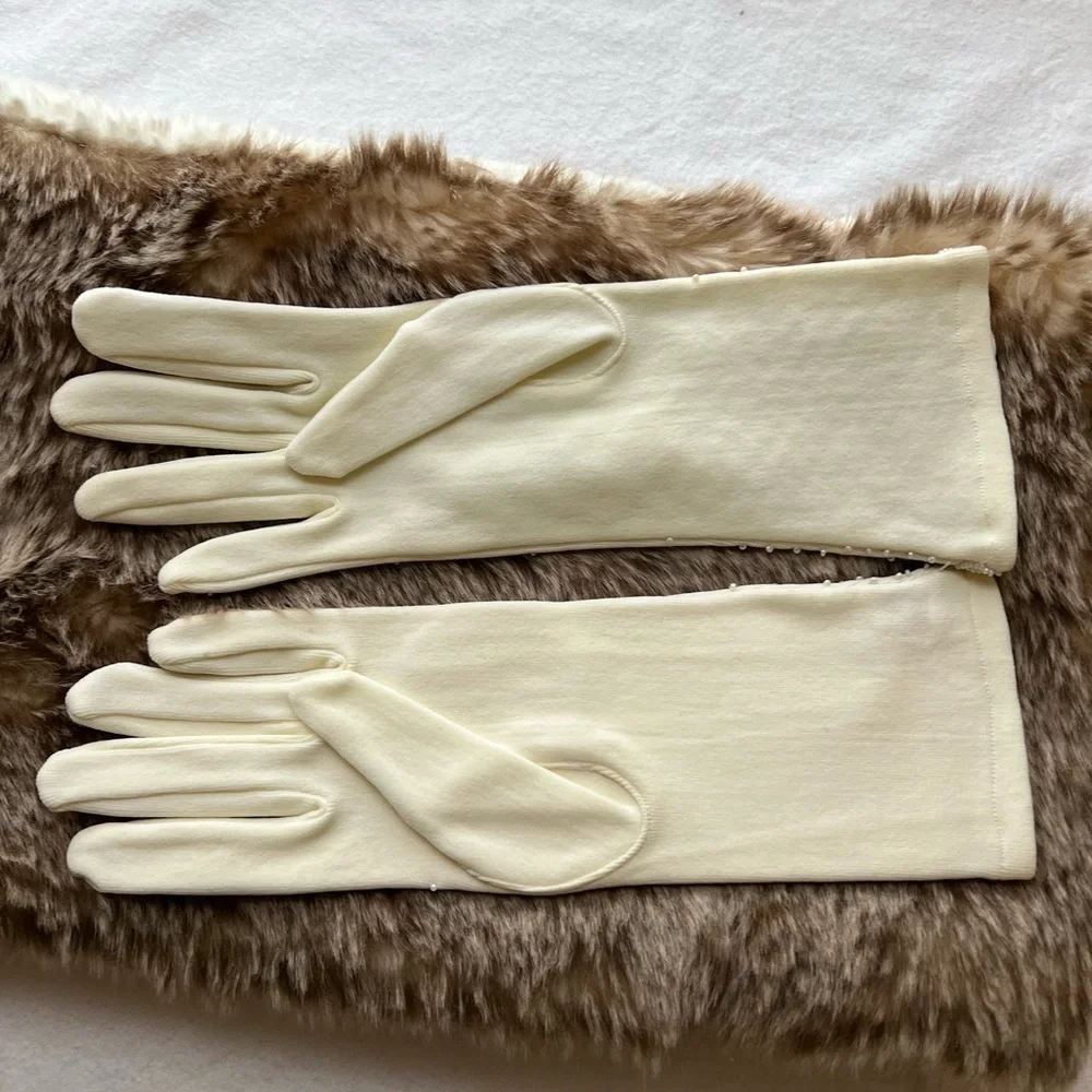 Beautiful cream/off white beaded gloves one size, stretch, made in Hong Kong New